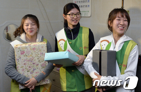 [사진]쇼트트랙 미녀들 '밝은 미소의 봉사활동'