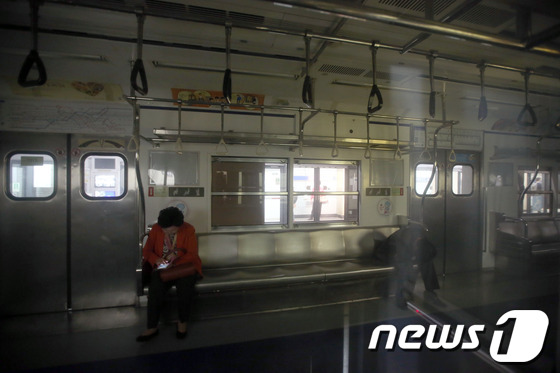 [사진]불 꺼진 지하철 1호선 '언제 가려나'