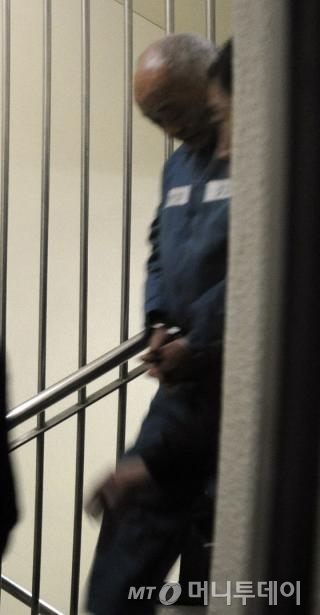 지난 26일 허재호 전 대주그룹 회장이 광주지방검찰청에 소환돼 조사를 받고 교도소로 향하고 있다./뉴스1= 김태성 기자 