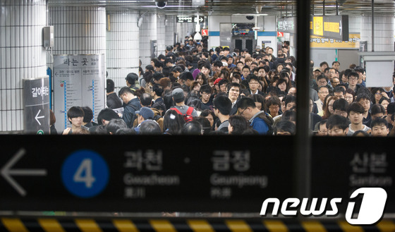 [사진]서울 4호선 열차탈선, '지옥철이 따로없네'