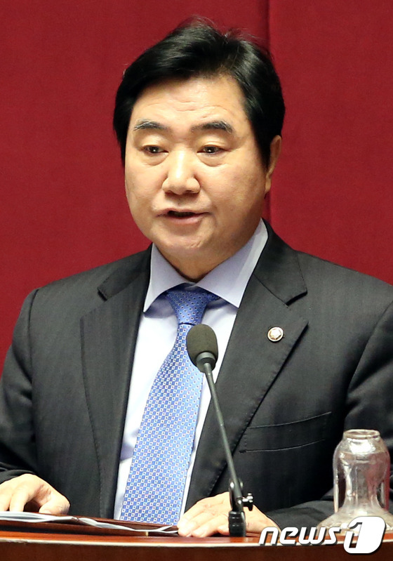 [사진]대정부질문하는 이석현 의원
