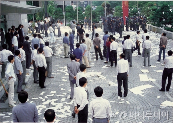 1990년 10월10일 깡통계좌 정리를 단행키로 하자 이에 반대하는 투자자들의 시위가 연일 이어졌다.  <br>
/사진 제공〓금융투자협회