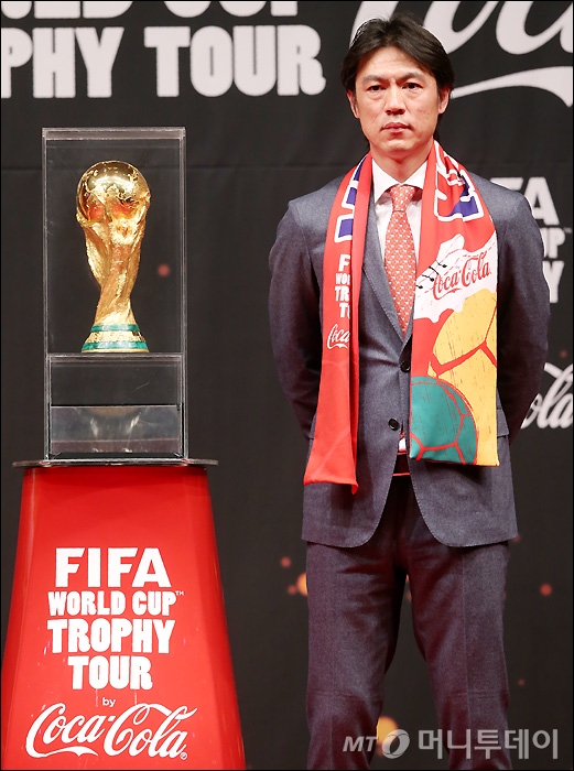 [사진]홍명보 감독, 월드컵 트로피 앞 굳은 다짐
