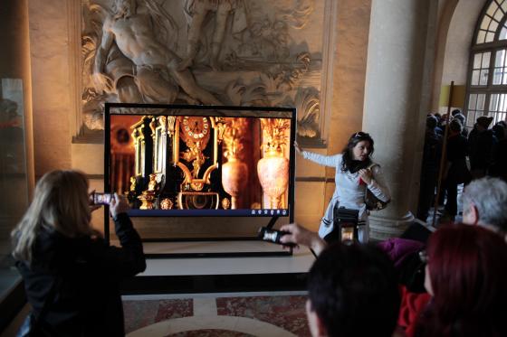 베르사유 궁전을 방문한 관람객들이 삼성전자의 85형 UHD TV를 통해 상영되는 영상을 감상하고 있다. / 사진제공=삼성전자