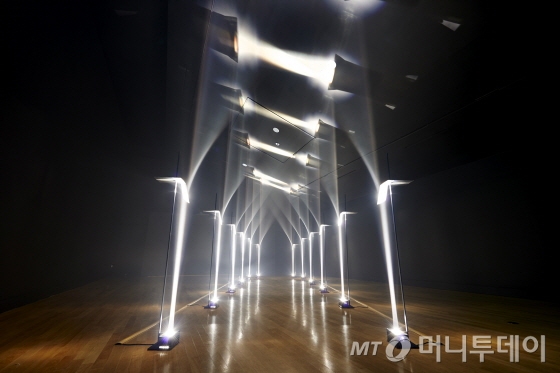 대림미술관 트로이카展 ArcadesLenses, lights, aluminium, steel, 247x600x315cm, 2012 ⓒTroika, 2012