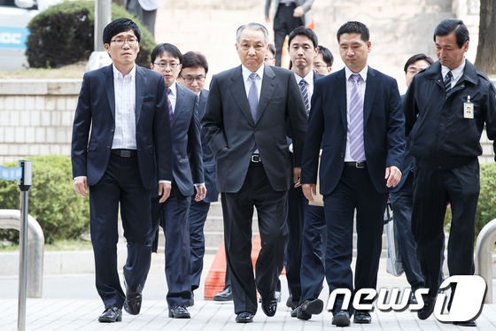 [사진]굳은 표정으로 법원 들어서는 강덕수 전 회장