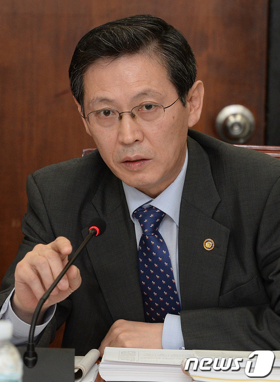 [사진]의원들 질의에 답하는 김경식 차관