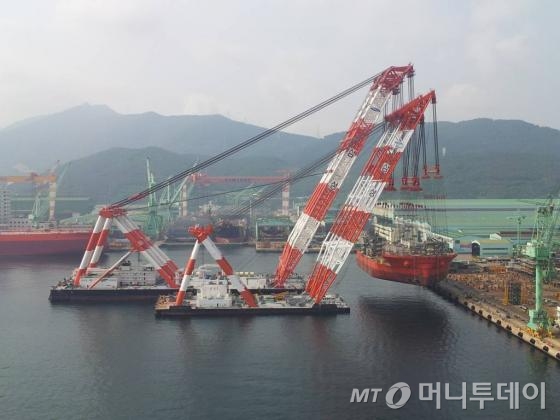 삼성중공업이 13일 거제조선소에서 해상크레인 2기를 이용해 세계 최대 중량인 9283톤짜리 초대형 선박 블록을 들어 이동시키고 있다.