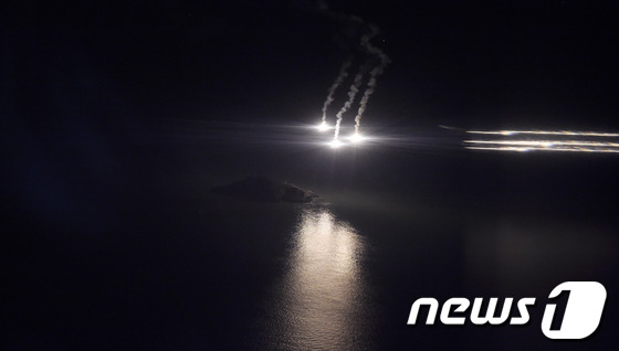 16일 밤 진도 여객선 침몰사고 조난자 수색작전이 야간까지 지속되는 가운데 공군 CN-235 수송기가 조명탄을 발사하며 어둠을 밝히는 임무를 실시하고 있다.(공군 제공) © News1