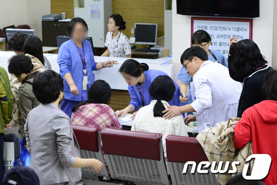 진도 여객선 침몰 사고에서 생존한 안산단원고등학교 학생들이 16일 오후 경기 안산고대병원에서 치료를 받고 있다. © News1 박지혜 기자