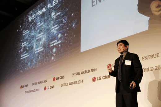 LG CNS는 17일 서울 여의도 콘래드 호텔에서 IT컨퍼런스 '엔트루월드(Entrue World) 2014'를 개최했다. 기조연설자로 초청된 조이 이토(Joi Ito) MIT 미디어랩 소장이 '대혼란 시대의 혁신 전략'을 주제로 발표하고 있다. /사진제공=LG CNS