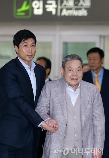 이건희 삼성전자 회장이 17일 오후 수행원의 부축을 받으며 김포공항 입국장을 나서고 있다. /사진=최부석 기자