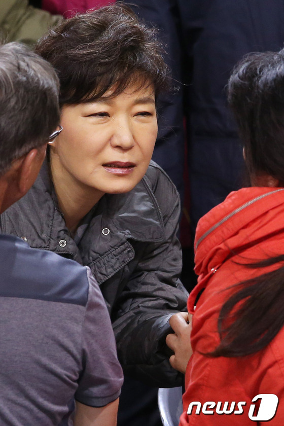 박근혜 대통령이 전남 진도군 관매도 인근 해상에서 침몰한 여객선 세월호 사고 이틀째인 17일 오후 전남 진도실내체육관을 방문해 실종자 가족들을 위로하고 있다. 2014.4.17 머니투데이/뉴스1  © News1   안은나 기자