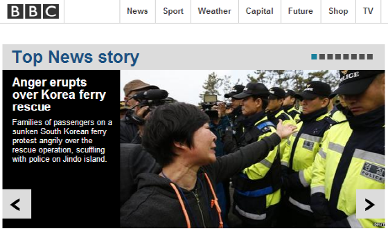 세월호 침몰 닷새째인 20일 영국 BBC 홈페이지 메인 화면에 보도된 실종자 가족과 경찰 간 진도대교 대치상황 /사진=BBC 홈페이지 캡처