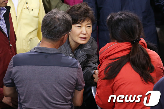 박근혜 대통령이 지난 17일 전남 진도군실내체육관에서 세월호 실종자 가족들을 위로하고 있다. 2014.4.17 머니투데이/뉴스1 © News1 안은나 기자