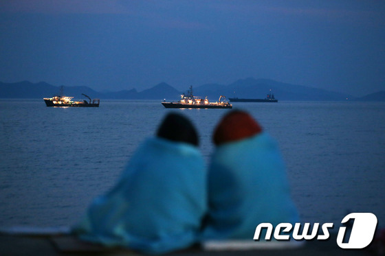 세월호 여객선 침몰 사고 발생 5일째인 지난 20일 오후 전남 진도 팽목항에서 실종자 가족들이 바다를 바라보고 있다./ 사진=뉴스1
