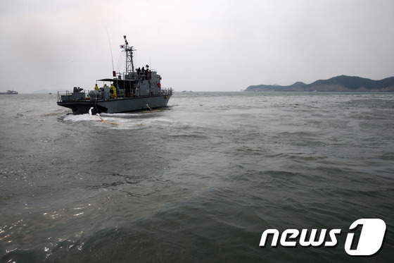 세월호 여객선 침몰 사고 발생 엿새째인 21일 오후 전남 진도군 관매도 인근 사고 해역에서 기술진이 무인 잠수정 ROV(remotely-operated vehicle)를 투입하고 있다. © News1 한재호 기자