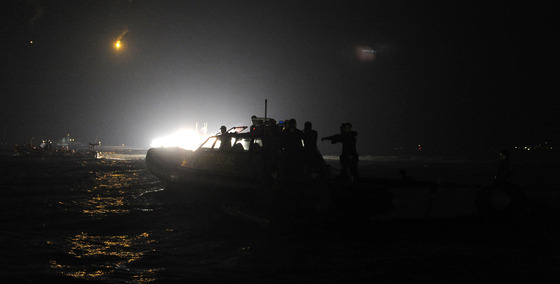 해군 해난구조대(SSU)와 특수전전단(UDT/SEAL) 소속의 잠수사를 포함한 민관군 잠수사들이 지난 20일 저녁 전남 진도군 세월호 침몰 현장에서 야간 실종자 탐색구조작전을 펼치고 있다./사진=뉴스1(해군 제공_