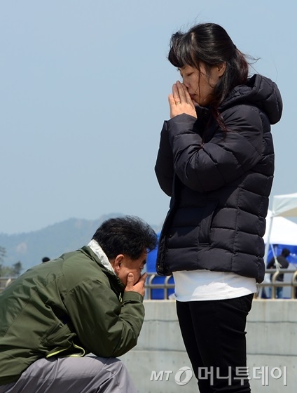 전남 진도 팽목항에서 실종자 가족들이 기도하고 있다./사진=뉴스1 양동욱 기자.
