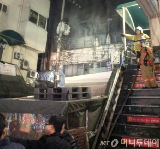 지난 3월 서울 종로구 동대문신발도매상가에 불이나 1시간만에 진화됐다. /사진=김유진 기자