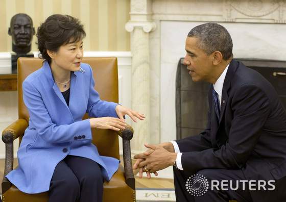 ڱ   5 7(ð)  ǰ  Ѥ ȸ㿡  ٸ ɰ ȭ  ִ. 2013.5.7 /1U.S. President Barack Obama meets with South Korea's President Park Geun-hye in the Oval Office of the White House in Washington, May 7, 2013. REUTERS/Jason Reed (UNITED STATES - Tags: POLITICS) &copy; News1 
