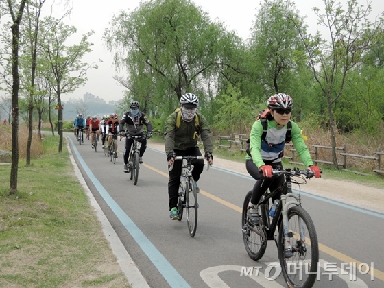 지난 26일, 바이클로아카데미 한국직업능력개발원 민간자격발급기관 등록을 기념한 자격증 수여식 후 참가자들이 한강자자전거도로에서 기념 라이딩을 하고 있다./사진=이고운 기자
