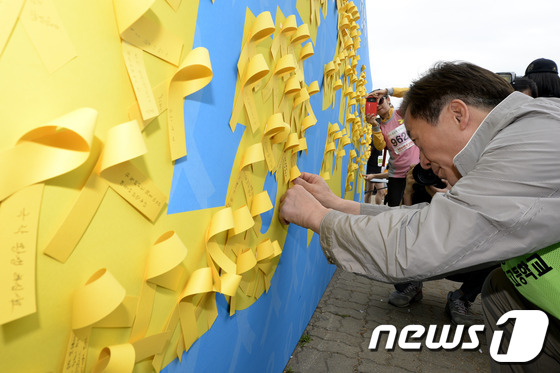 [사진]'안전한 서울' 노란리본 붙이는 정몽준