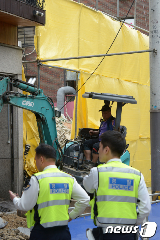 [사진]신사동 가로수길 건물붕괴현장 둘러보는 경찰들
