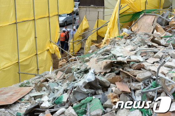[사진]붕괴 된 가로수길 건물, 복구공사 시작