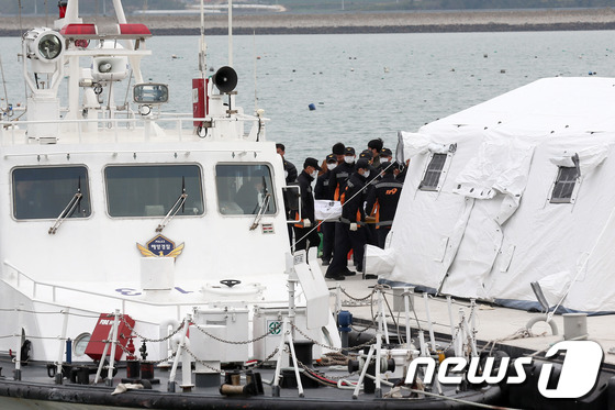 세월호 여객선 침몰 사고 발생 7일째인 22일 오전 전남 진도군 팽목항으로 희생자들의 시신이 운구되고 있다. /사진=뉴스1