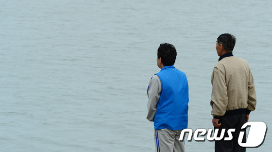 세월호 여객선 침몰 사고 11일째인 26일 전남 진도군 팽목항에서 실종자 가족들이 사고 해역 쪽을 바라보며 기도하고 있다. /사진=뉴스1
