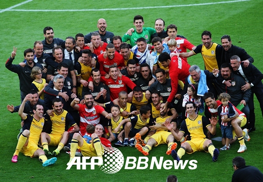 아틀레티코 마드리드 선수들이 우승 후 단체 사진을 찍고 있다. /사진=AFPBBNews<br>
<br>
