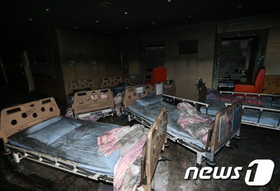 28일 장성 삼계면 효사랑요양병원 병동 사고현장이 불에 탄채 처참한 모습을 보이고 있다./ 사진=뉴스1<br>
<br>
