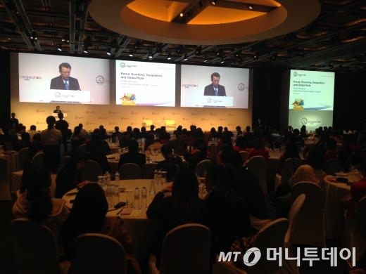 테마섹 직원들이 27일 서울 그랜드하얏트호텔에서 열린 '커넥션 2014'에서 한승수 전 국무총리의 기조강연을 듣고있다.