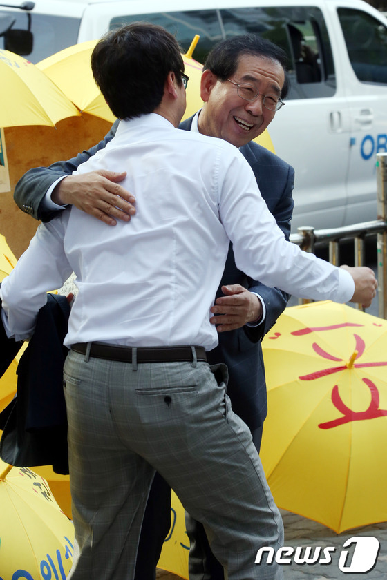 [사진]박원순 '시민들과 출근길 포옹'