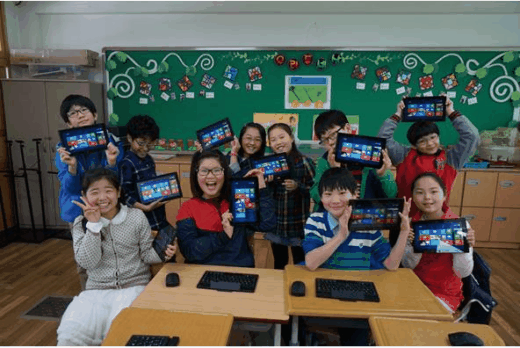 광주극락초등학교는 태블릿PC를 활용해 인터넷 사전 조사 및 현장실사 등 다양한 학습 과정을 진행하고 있다./사진제공=한국마이크로소프트<br>
