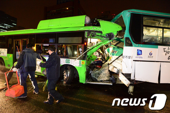 19일 오후 11시42분께 서울 송파구 방이동 송파구청 사거리 인근에서 달리던 시내버스가 신호를 기다리며 멈춰서있던 다른 시내버스를 뒤에서 들이받았다.  © News1   정회성 기자