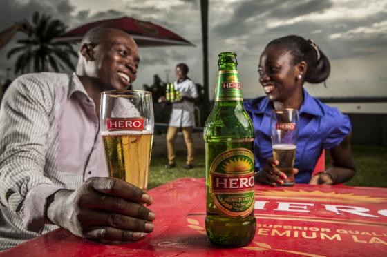 나이지리아 오니차에서 현지인들이 SAB밀러의 '히어로'(Hero) 맥주를 즐기고 있다./사진=SAB밀러 웹사이트(sabmiller.com)