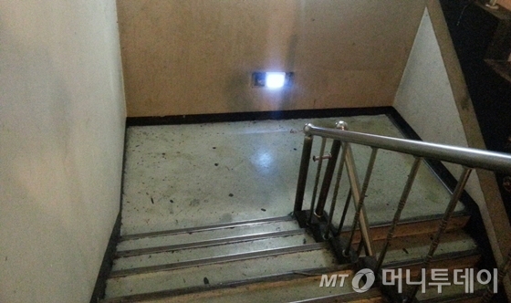 지난달 29일 찾아간 서울의 한 콜라텍 비상계단. 계단에 장판이 깔린 모습. 전문가들은 유독가스를 유발하는 장판이 비상계단에 놓일 경우 참사를 더욱 악화시킬 수 있다고 우려했다./사진=최동수 기자