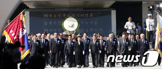 [사진]박근혜 대통령, 현충탑 참배
