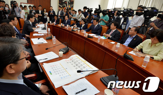 [사진]새누리당, 세월호국조대책회의에 달력 놓인 이유는?