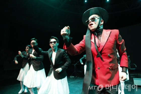 7월 4일부터 26일까지 국립극장에서 펼쳐지는 '2014 여우락(樂) 페스티벌'을 앞두고 10일 '제비·여름·민요' 팀이 쇼케이스를 선보였다. /사진제공=국립극장