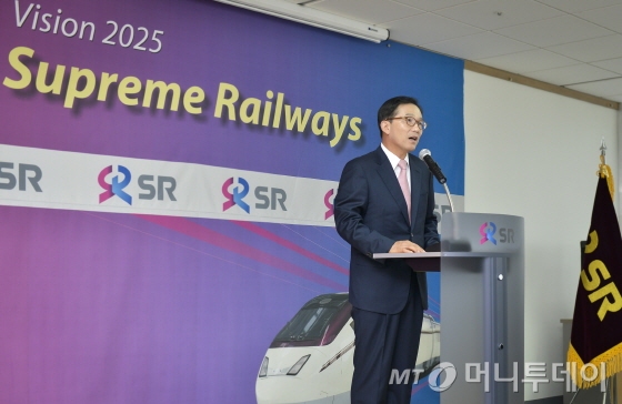 김복환 SR 대표가 11일 기업 비전 선포식을 갖고 새 사명과 비전에 대해 설명하고 있다./사진제공=SR