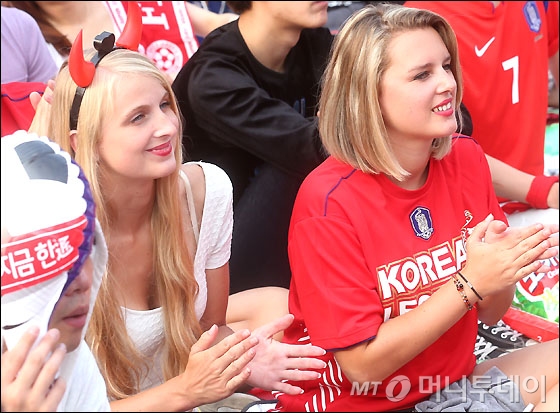 [사진]한국축구 응원하는 외국미녀들