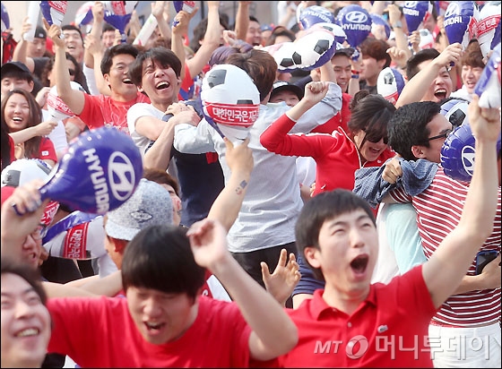 [사진]한국 선제골에 축제분위기