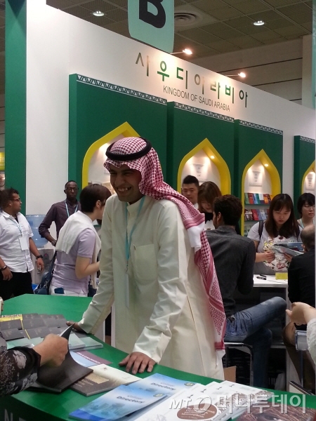 '2014 서울국제도서전'에서 사우디아라비 부스에서 전통의상(토브)을 입은 출판계 관계자가 사우디아라비아 문화와 출판에 대해서 설명하고 있다. /사진=이언주 기자
