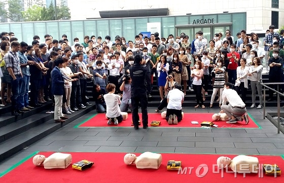 20일 오후 서울 서초동 삼성전자 사옥에서 열린 '제394차 민방위의 날 화재대피 훈련'에서 삼성 임직원들이 심폐소생술을 배우고 있다. /사진=정지은 기자