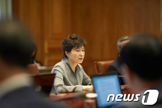 박근혜 대통령이 지난 22일 청와대에서 열린 수석비서관회의를 주재, 모두발언을 하고 있다. (청와대 페이스북) 2014.5.22/뉴스1 © News1 박철중 기자