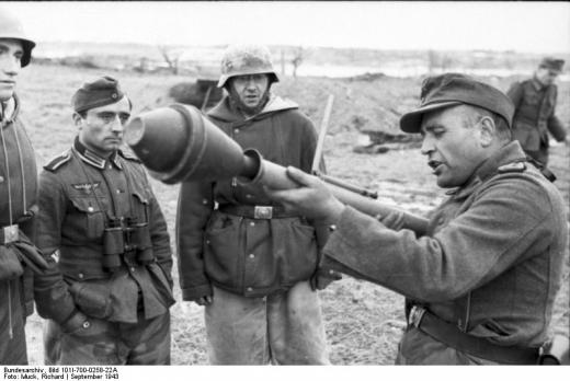 ↑ 2차대전 중 독일군 병사들에게 팬저파우스트 발사 방법을 설명하는 하사관