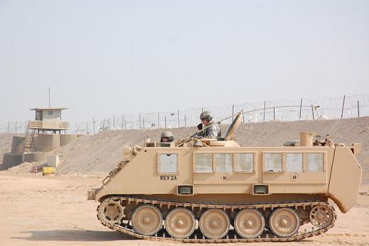 ↑ 2008년 이라크에서 임무 수행 중인 M113 탱크, 병력 수송이 주요 임무인 탓에 얇은 철갑이 RPG-7의 공격에 매우 취약합니다.